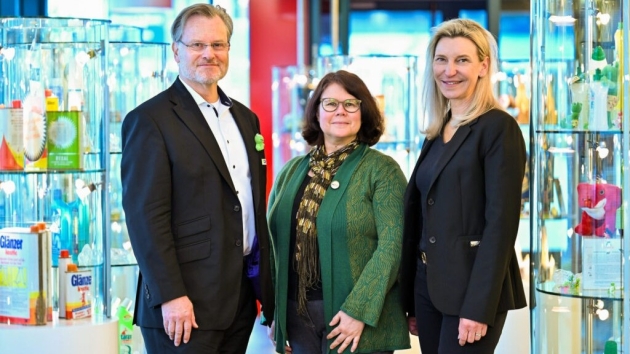 Werner & Mertz kooperiert mit Artenschutzorganisation AGA - Reinhard Schneider (l., Werner & Mertz), Birgit Braun (M., AGA) und Cornelia Schneider (r., Werner & Mertz) - Quelle: Werner & Mertz/Fotograf: Marcus Steinbrücker